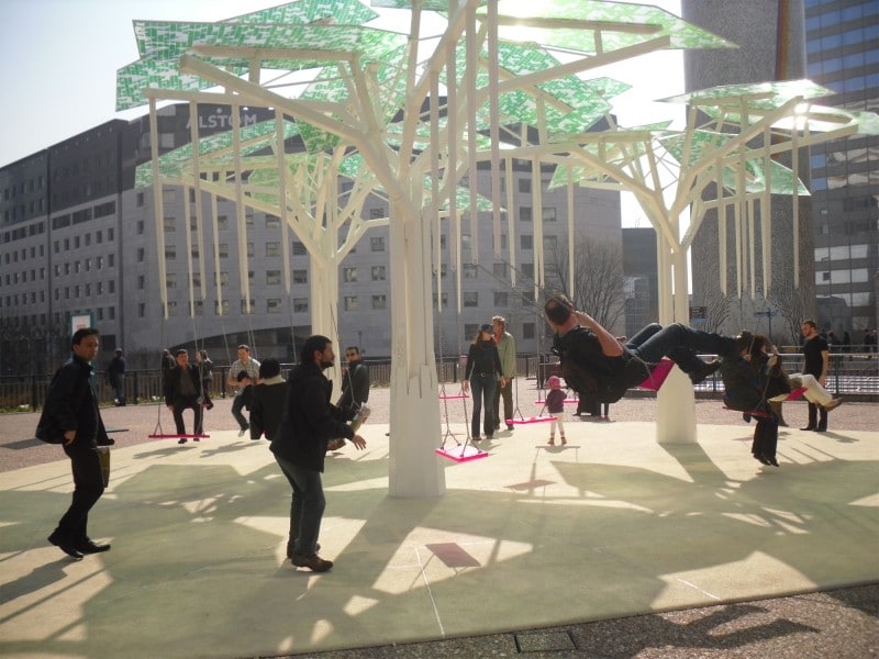 Diaporama Mobilier urbain et expérimentations - Trois arbres à l’écorce métallique abritent des balançoires à hauteur d’adulte, pour se reposer, se détendre...| Photo M. Desgré