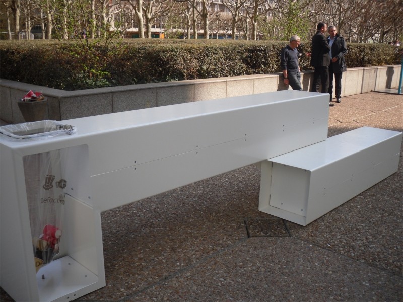 Diaporama Mobilier urbain et expérimentations - Ces bancs reprennent les formes longues bien connues à La Défense : mais cette fois, elles sont à l’horizontal.| Photo M. Desgré