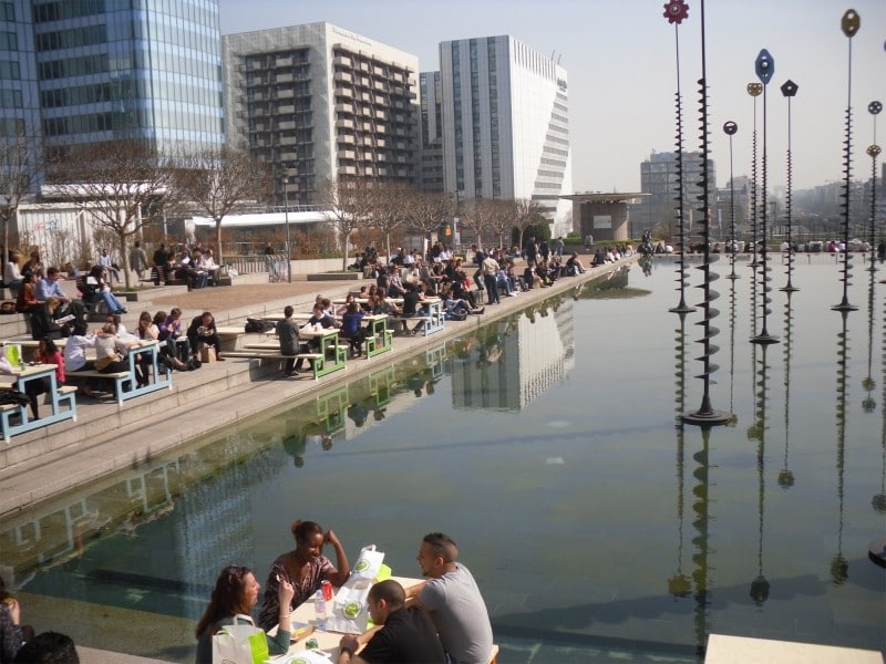 Diaporama Mobilier urbain et expérimentations - Une vingtaine de tables et de bancs viennent épouser les formes de la fontaine Takis. | Photo Marie Desgré