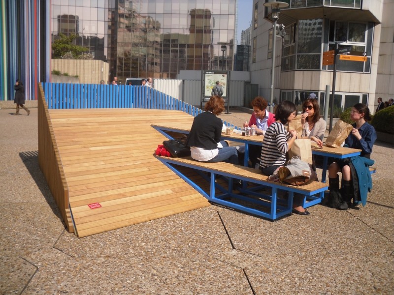 Diaporama Mobilier urbain et expérimentations - Trois dunes en pente douce permettent de se protéger du vent, de déjeuner à l’ombre, de lézarder... | Photo Marie Desgré