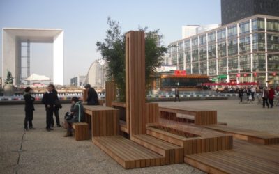 Diaporama Mobilier urbain et expérimentations - Bancs, tables, poubelles, luminaires et bacs à plantes sur une scène en bois. | Photo M. Desgré