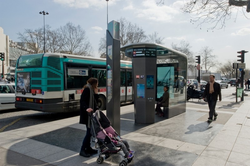 Diaporama Mobilier urbain et expérimentations - Cet abribus connecte l’utilisateur via des écrans tactiles à l’information et à différents services. | Photo Marc Verhille