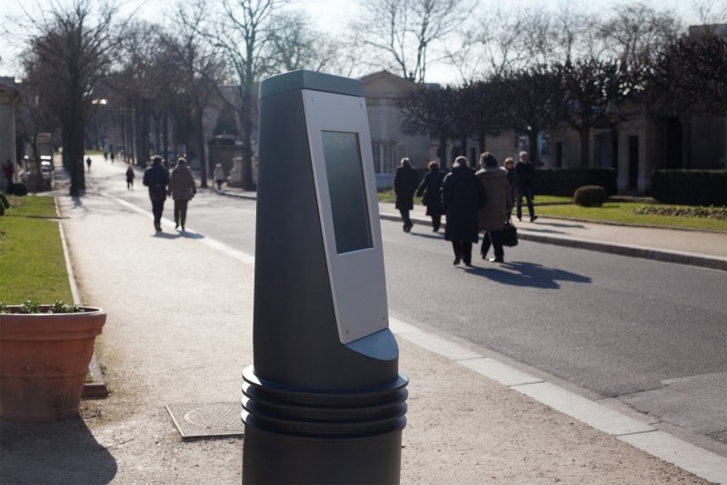 Diaporama Mobilier urbain et expérimentations - Borne multimédia qui permet de télécharger le plan du cimetière sur les smartphones. | Photo Jean-Baptiste Gurliat