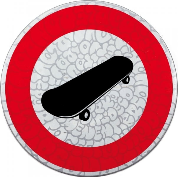 Diaporama Street Art : et la rue ira à la galerie  - Tilt, No skateboarding, 2012, aérosol sur panneau en métal, 66 x 66 cm | © Benjamin Roudet