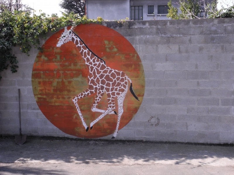 Diaporama Mosko et associés, peintres ouvriers - Girafe à l'entrée de l'atelier | Photo Dorothée Duchemin
