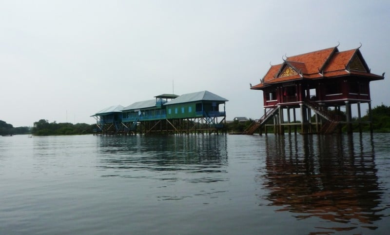 Diaporama Les maisons plantées dans l'eau  - [Cambodge] Une toiture Khmer | Amélie Roux