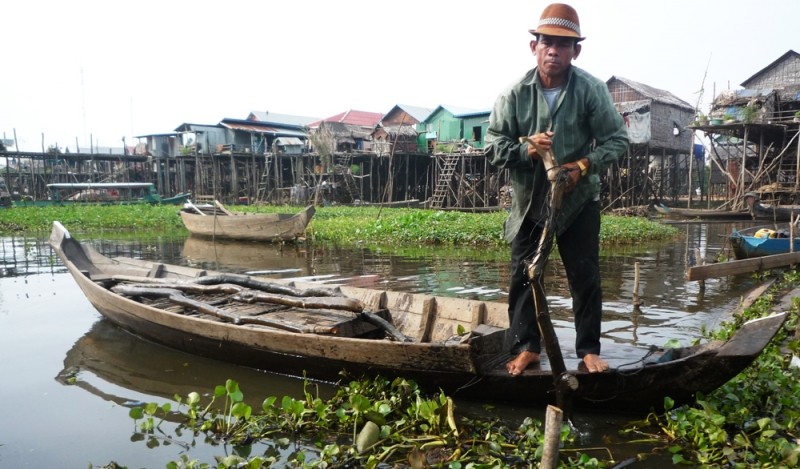 Diaporama Les maisons plantées dans l'eau  - [Cambodge] un pécheur au travail | Amélie Roux