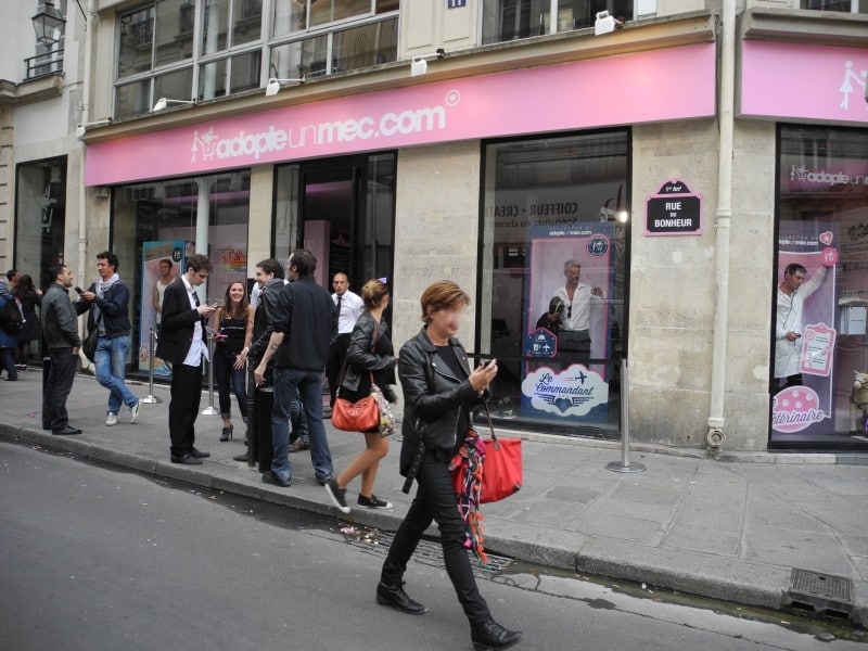 Diaporama AdopteUnMec, montreur d’hommes  - Du movement dans la rue. | Photo Dorothée Duchemin