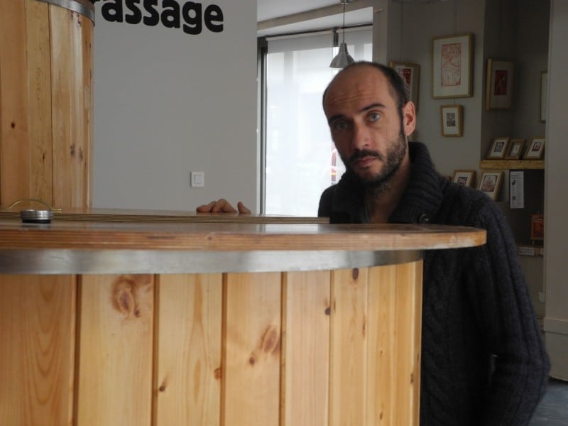 Diaporama On brasse à la Goutte d'Or - Thierry Roche, au dessus d'une cuve. | Photo Dorothée Duchemin