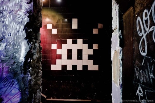 Diaporama Le street art trempe aux Bains Douches - Space Invader, 2002. | Photo Stéphane Bisseuil