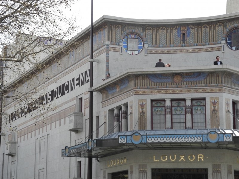 Diaporama Le Louxor, Paris architectural et social - La façade du Louxor, 170, boulevard Magenta. | Photo Dorothée Duchemin