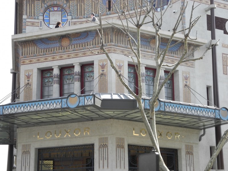 Diaporama Le Louxor, Paris architectural et social - Au-dessus du porche. | Photo Dorothée Duchemin 