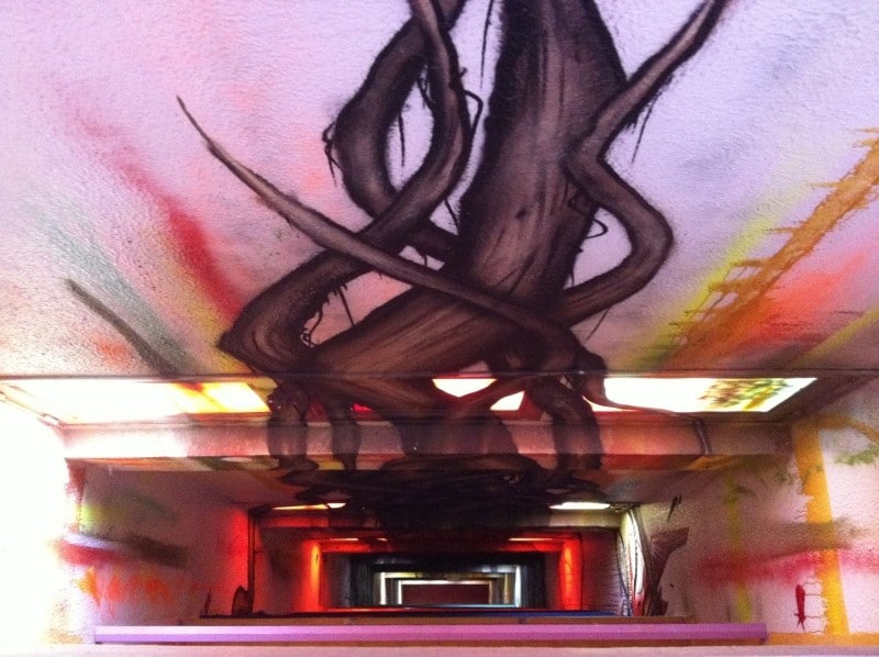 Diaporama Street Art, le dernier souffle de la Tour 13 - En haut des escaliers, au 9 ème étage. | Photo Dorothée Duchemin