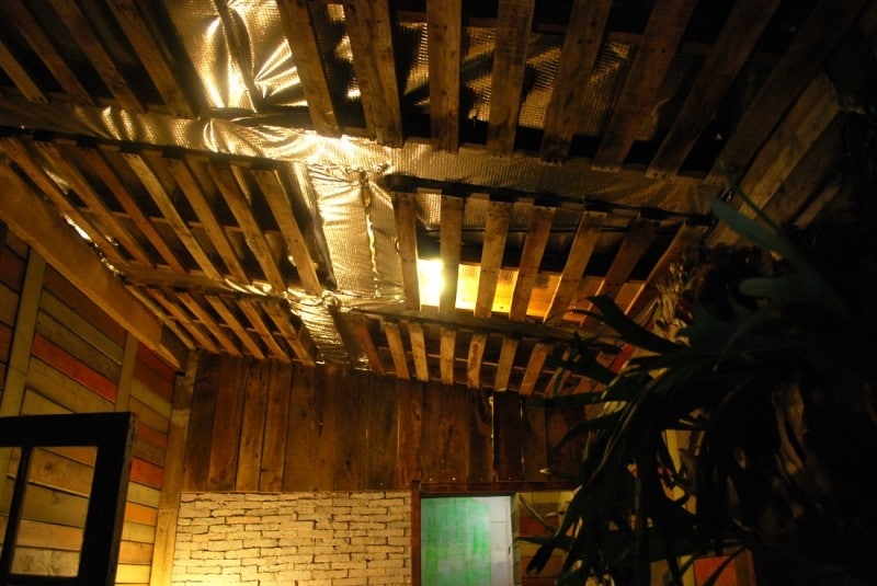 Diaporama La maison lovée dans les déchets - Au plafond | Photo Dorothée Duchemin