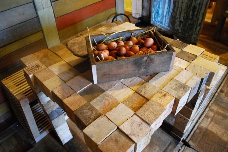 Diaporama La maison lovée dans les déchets - Table et panier d'oeufs dans la salle à manger | Photo Dorothée Duchemin
