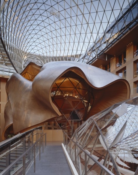 Diaporama Les courbes de Frank Gehry s'installent à Paris - Frank Gehry, DZ Bank Building, Allemagne (2001) / © Roland Halbe