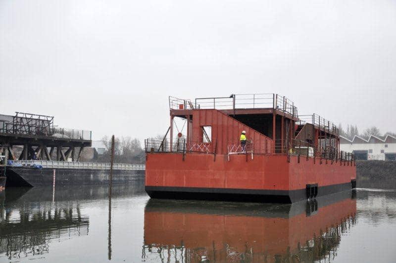 Diaporama Petit Bain se jette à l’eau - ... pour pouvoir passer sous les ponts de Paris lorsque le ponton sera tracté. | Photo Encore Heureux