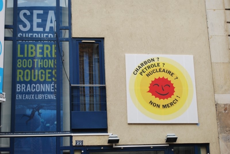 Diaporama L’hôtel fait du vélo - La façade est partiellement illuminée avec les panneaux solaires photovotaïques | Photo Dorothée Duchemin 