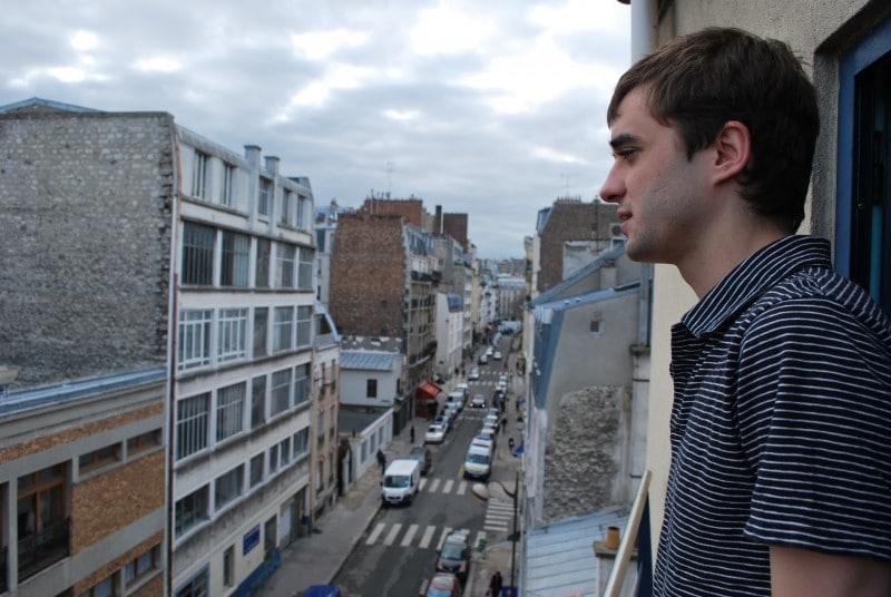 Diaporama L’hôtel fait du vélo - Augustin Laval, sur le balcon d'une chambre | Photo Dorothée Duchemin