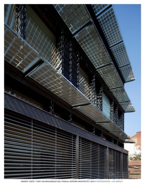 Diaporama Maison Gaïta.... dans l’air du temps - Le bâtiment est équipé de brise-soleil en panneaux photovoltaïques. | Photo Luc Boegly