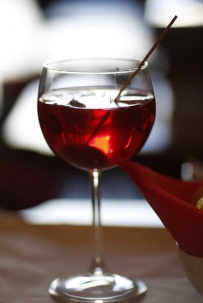 Diaporama Moi, Richelieu et les mousquetaires - Un verre de spritz, le cocktail local. | Photo Laurent Houssin