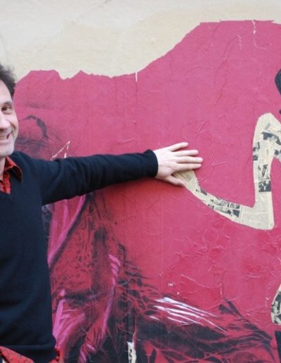 Diaporama FKDL, le collage pour oxygène - Franck Duval et l'un de ses personnages | Photo Dorothée Duchemin