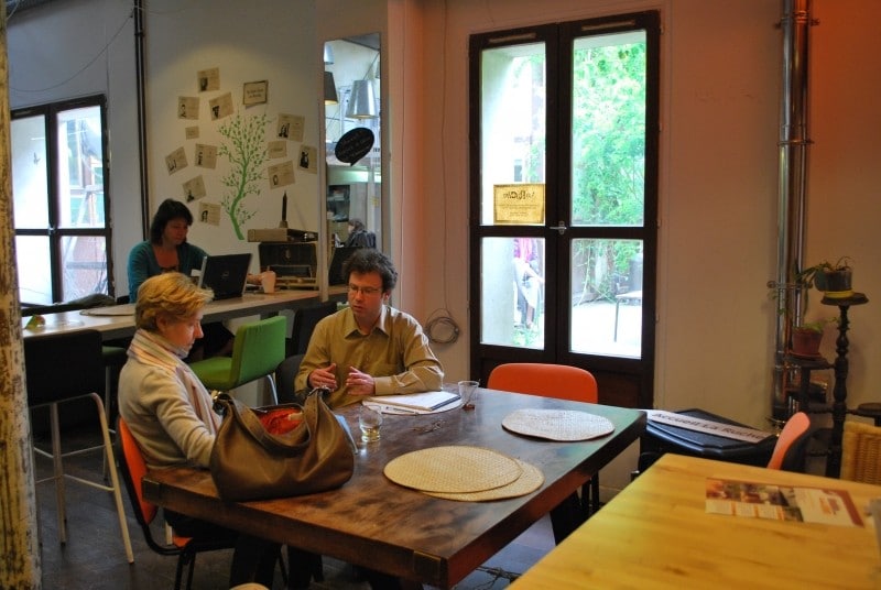 Diaporama Bien dans ma Ruche ! - Discussion dans la salle à manger | Photo Dorothée Duchemin 