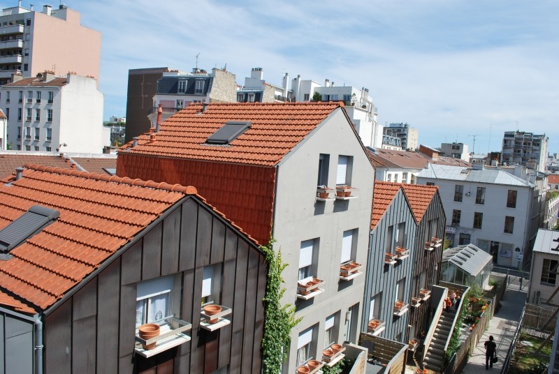 Diaporama Un village parisien  - A chaque fenêtre, les pots de fleur | Photo Dorothée Duchemin