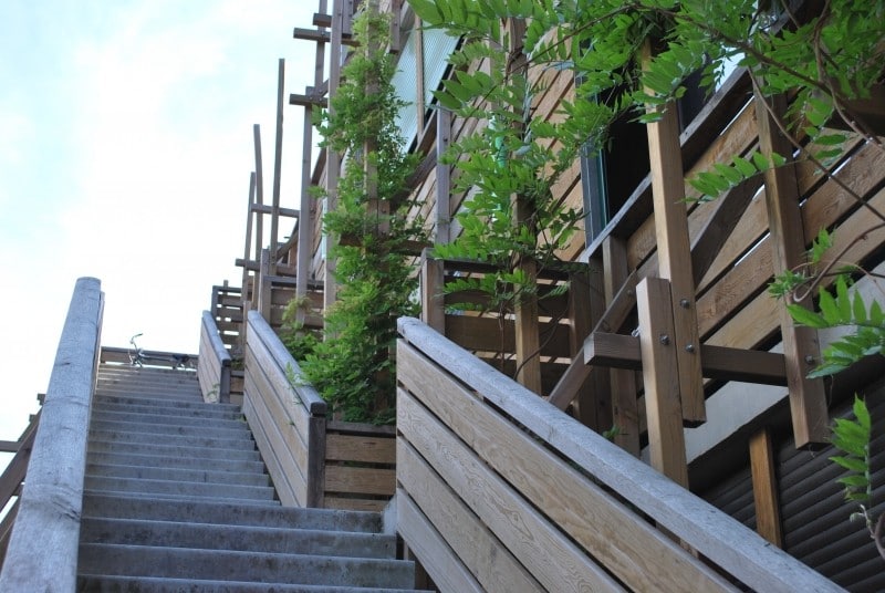 Diaporama Un village parisien  - Trois escaliers extérieurs, de chque côté | Photo Dorothée Duchemin