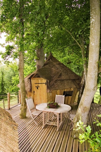 Diaporama La cabane dans le ciel - Les branches traversent la terrasse l La cabane en l'Air