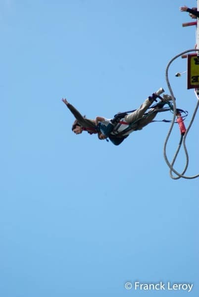 Diaporama S’envoyer en l’air, jamais sans son latex ! - Les plus aguerris osent les figures acrobatiques | Photo Franck Leroy