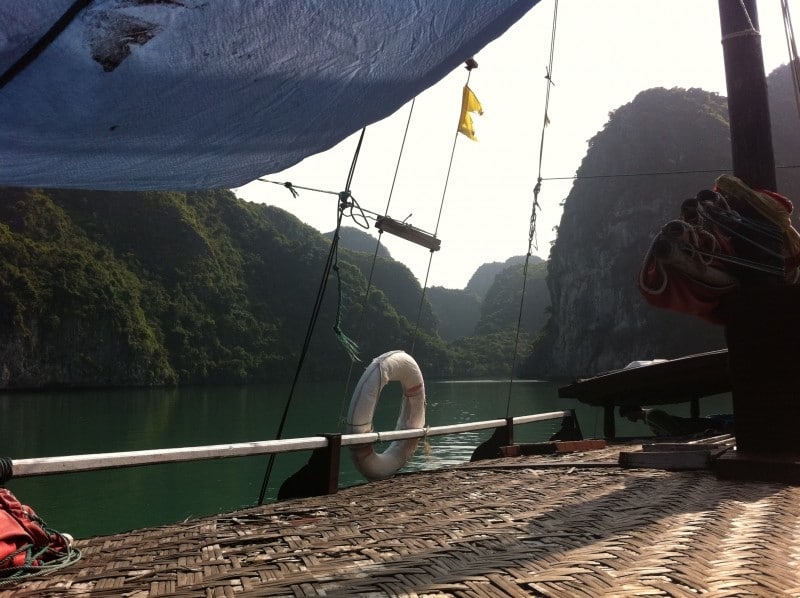 Diaporama Baie d’Ha Long et villages flottants - Navigation entre les roches. l Amélie Roux