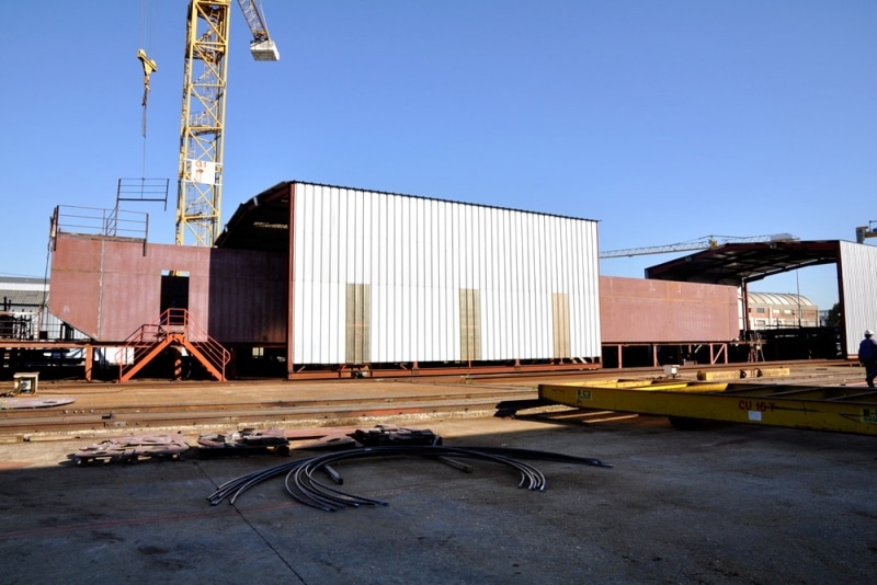 Diaporama Petit bain plonge dans le grand bain - La barge est en assemblage au chantier naval de Villeneuve-le-Roi (Val-de-Marne). | Photo Encore Heureux