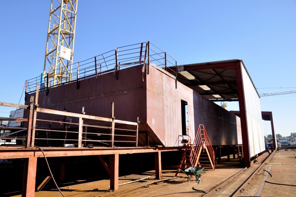 Diaporama Petit bain plonge dans le grand bain - La barge mesurera 45 mètres de long... | Photo Petit Bain