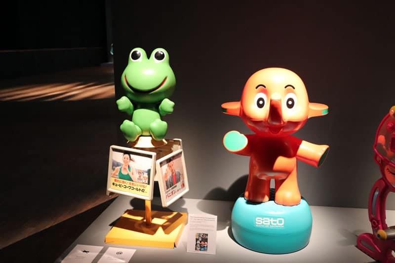 Diaporama Exposition Manga ↔ Tokyo, la cité complètement pop - Deux mascottes aux bouilles bien sympathiques