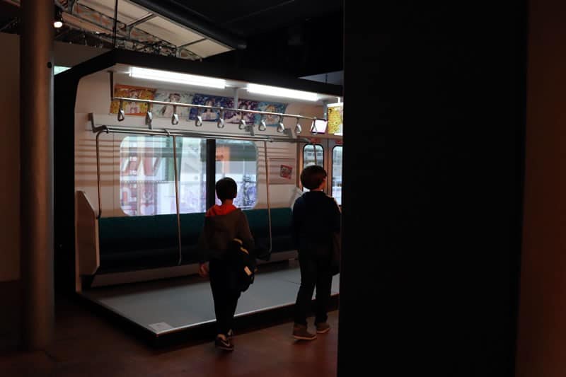 Diaporama Exposition Manga ↔ Tokyo, la cité complètement pop - Un demi métro avec des publicités pour mangas