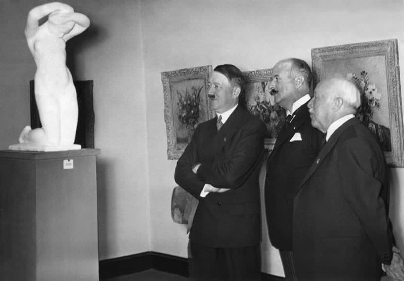 Diaporama Le marché de l'art sous l'Occupation : la face sombre d'affaires florissantes - Adolf Hitler et André François-Poncet, homme politique et diplomate français, lors d'une exposition d'art français. Berlin, Parizer Platz, 1937. Photographie de Heinrich Hoffmann publiée dans le journal "B.Z.". © Ullsteinbild/Roger-Viollet