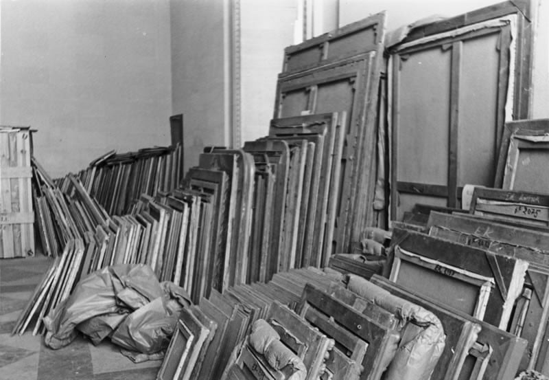 Diaporama Le marché de l'art sous l'Occupation : la face sombre d'affaires florissantes - La salle des antiquités orientales du musée du Louvre sert d’espace de stockage aux œuvres d’art spoliées. France, 1943-1944.  © Mémorial de la Shoah / Coll. Bundesarchiv.