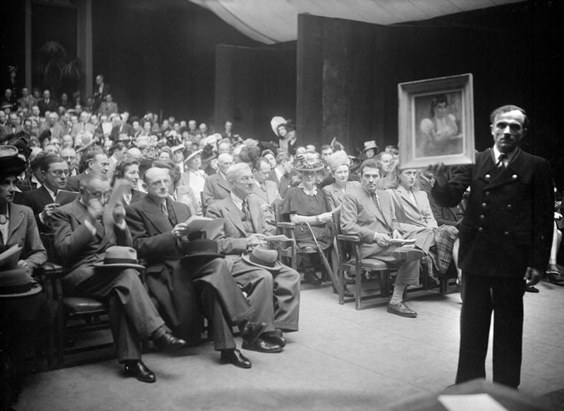 Diaporama Le marché de l'art sous l'Occupation : la face sombre d'affaires florissantes - Vente aux enchères. Paris, galerie Charpentier, juin 1944. © Lapi/Roger-Viollet.