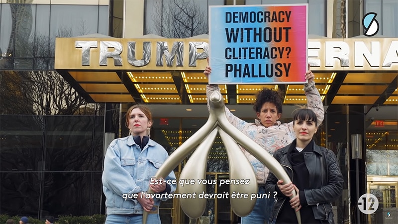 Elvire, Sarah, l'artiste Sophia Wallace et le clito doré géant devant la Trump Tower - capture vidéo