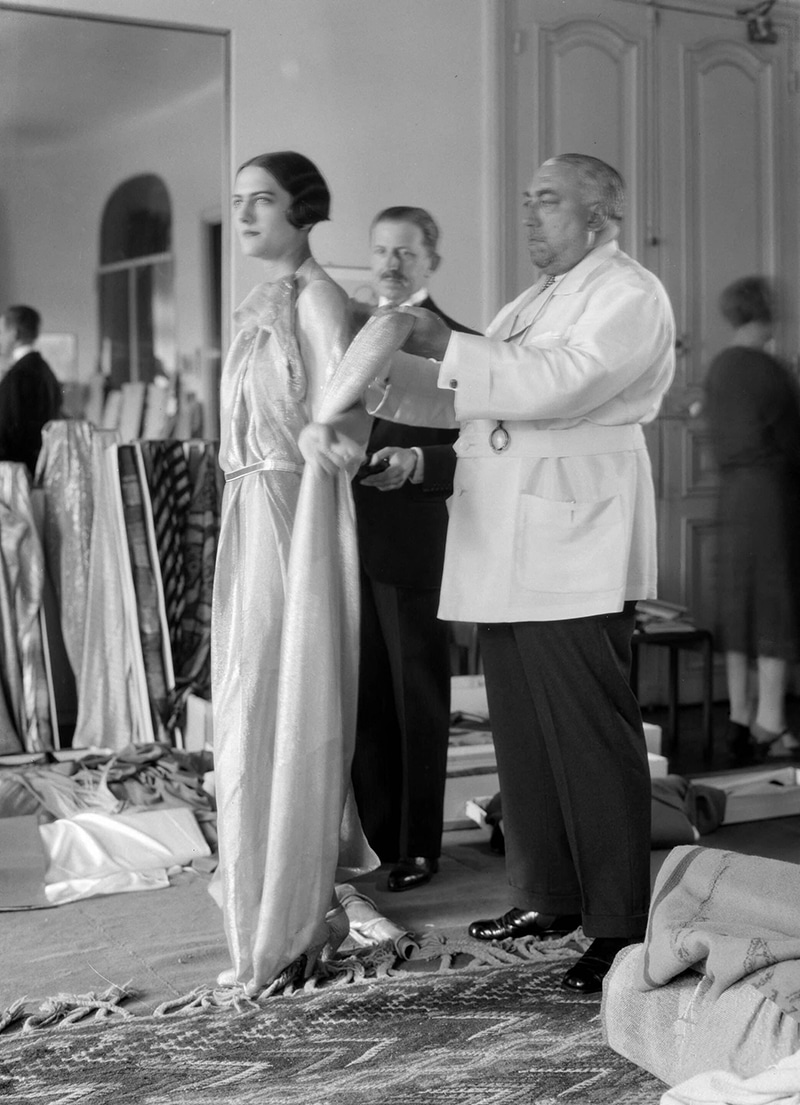 Paul Poiret (1879-1944), couturier français, dans sa maison de couture, 1 rond-point des Champs-Elysées