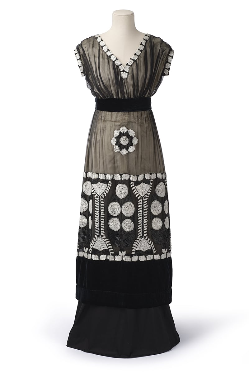 Paul Poiret — Robe du soir Paris, 1910 Satin de soie, mousseline de soie brodé de tubes de verre et velours de soie © Les Arts Décoratifs / Christophe Dellière