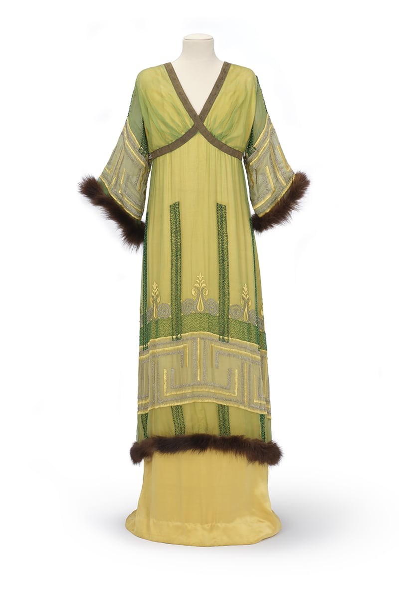Paul Poiret — Robe du soir Mosaïque Paris, vers 1908 Mousseline de soie verte brodée de fils de soie et de perles, galon doré et fourrure de vison © Les Arts Décoratifs / Christophe Dellière