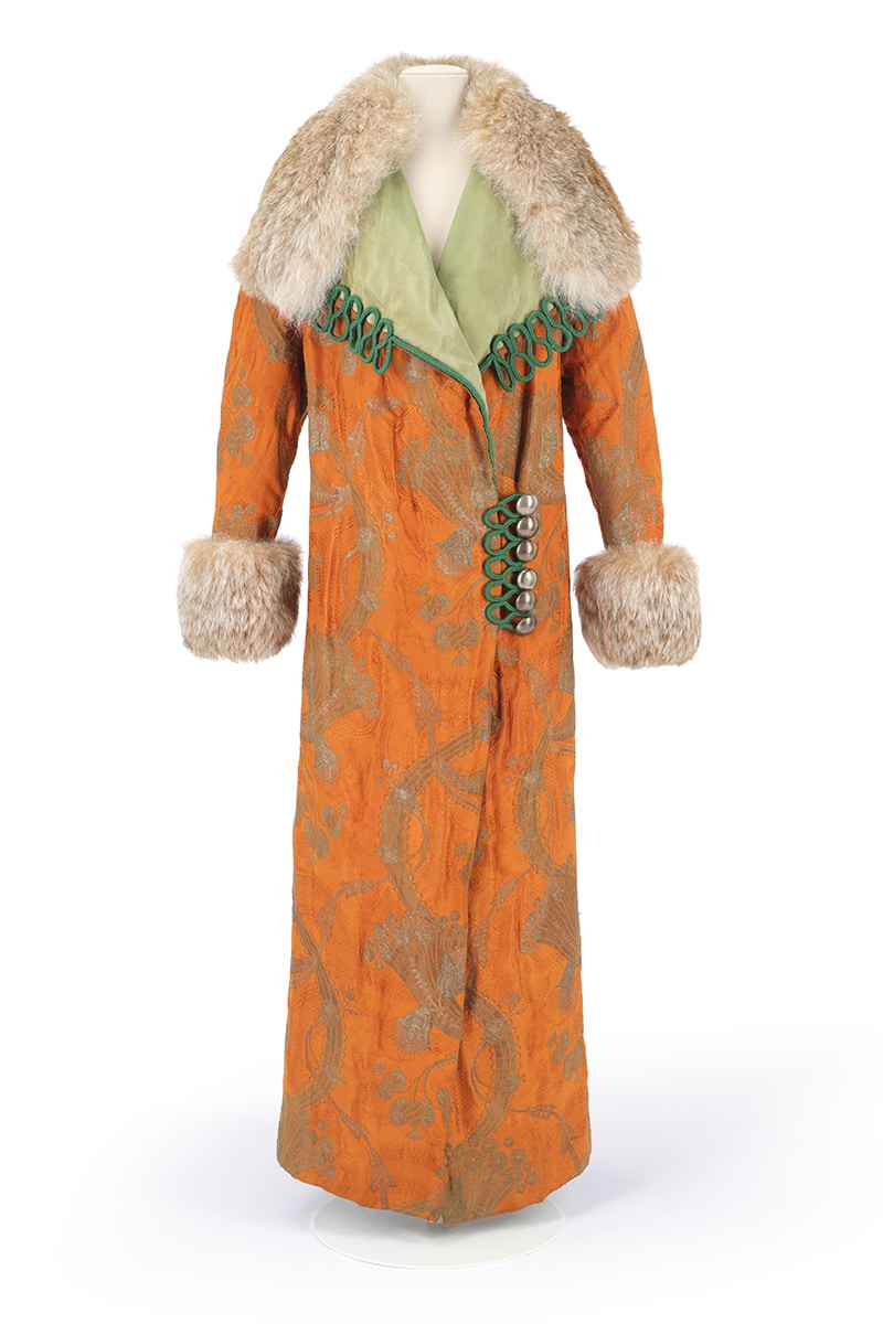 Paul Poiret — Manteau du soir Paris, vers 1910 Gros de Tours liseré à décor broché de fils doré or et de lames argent, taffetas changeant, passementerie et métal argenté © Les Arts Décoratifs / Christophe Dellière