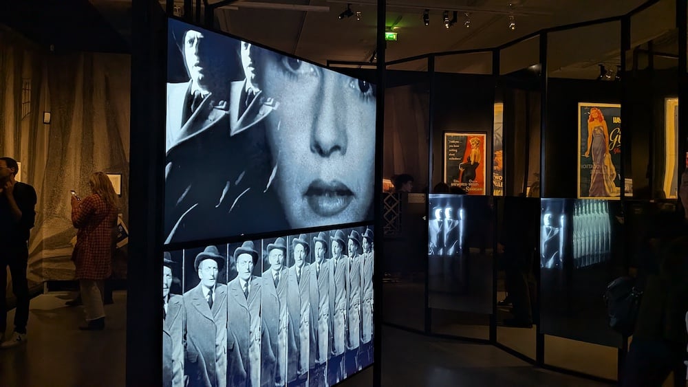 Installation immersive en miroir avec diffusion de la scène culte de La Dame de Shanghai