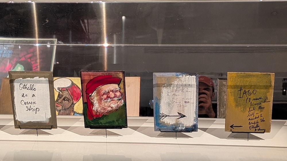Dessins d'Orson Welles sur des boites à cigares