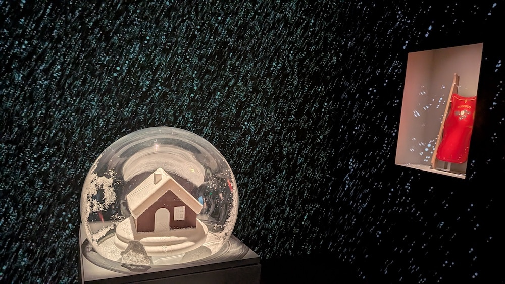 Pièce immersive dans l'ambiance de Citizen Kane avec une boule à neige et la luge Rosebud