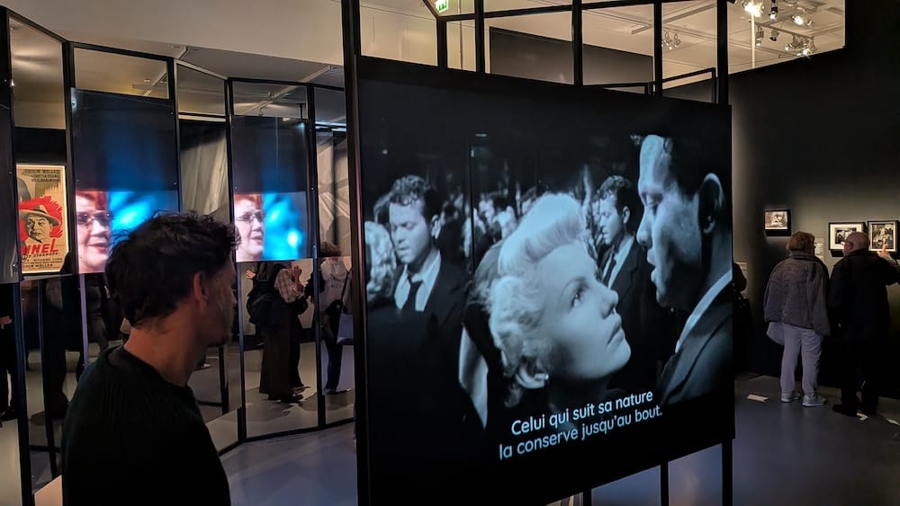 Installation immersive en miroir avec diffusion de la scène culte de La Dame de Shanghai