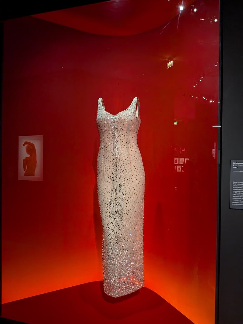 Réplique de la robe portée par Monroe pour l'anniversaire de John Fitzgerald Kennedy