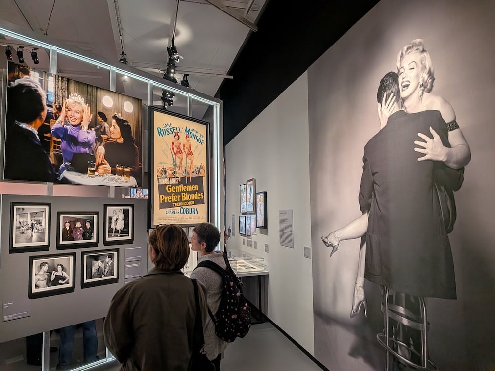 Photos et poster du film Les hommes préfèrent les blondes (1953)